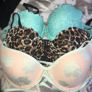 3 for 1 Victoria’s Secret 34B bras!